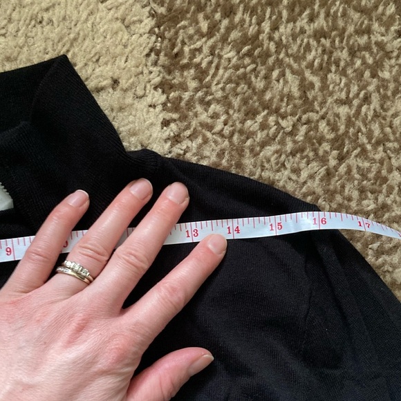 H&M Black and White V-Neck Sweater Sporty Knit - Picture 8 of 11